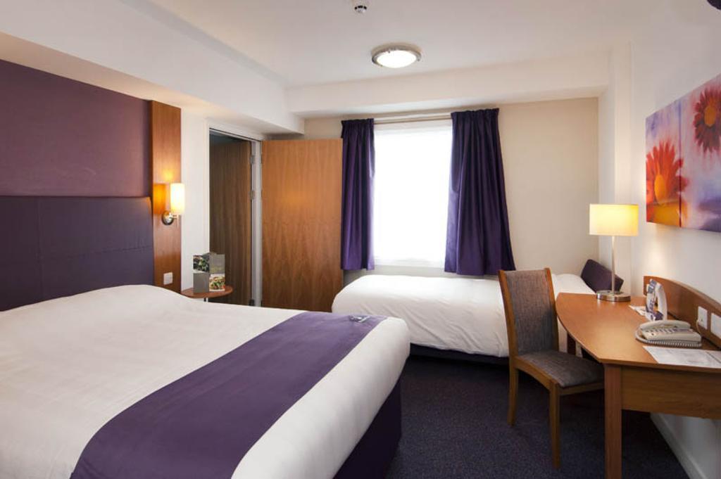 Premier Inn 金斯兰利 客房 照片